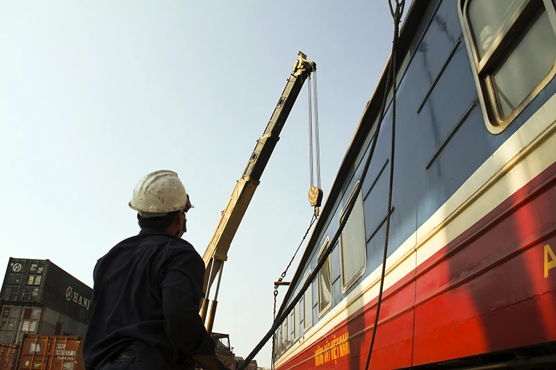 Cần cẩu di chuyển toa tàu hàng chục tấn sau sự cố sập cầu Ghềnh ảnh 3 Cần cẩu di chuyển toa tàu hàng chục tấn sau sự cố sập cầu Ghềnh ảnh 3